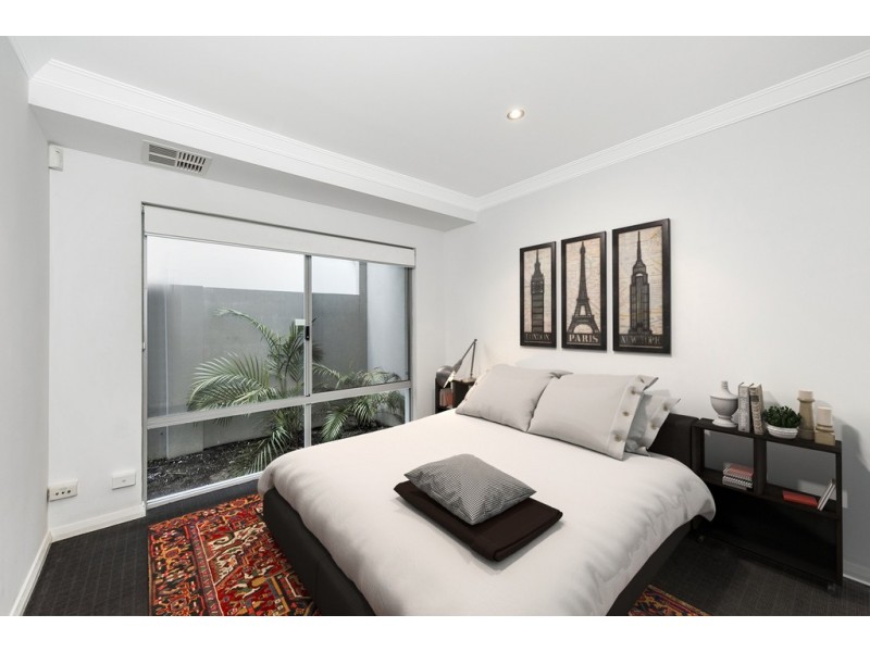 6 Mewstone Crescent, North Coogee WA 6163