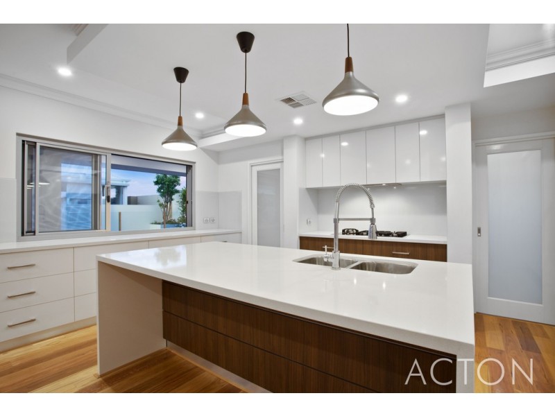 9 Breaksea Drive, North Coogee WA 6163