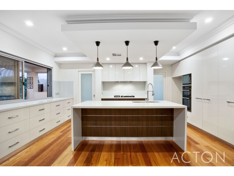 9 Breaksea Drive, North Coogee WA 6163