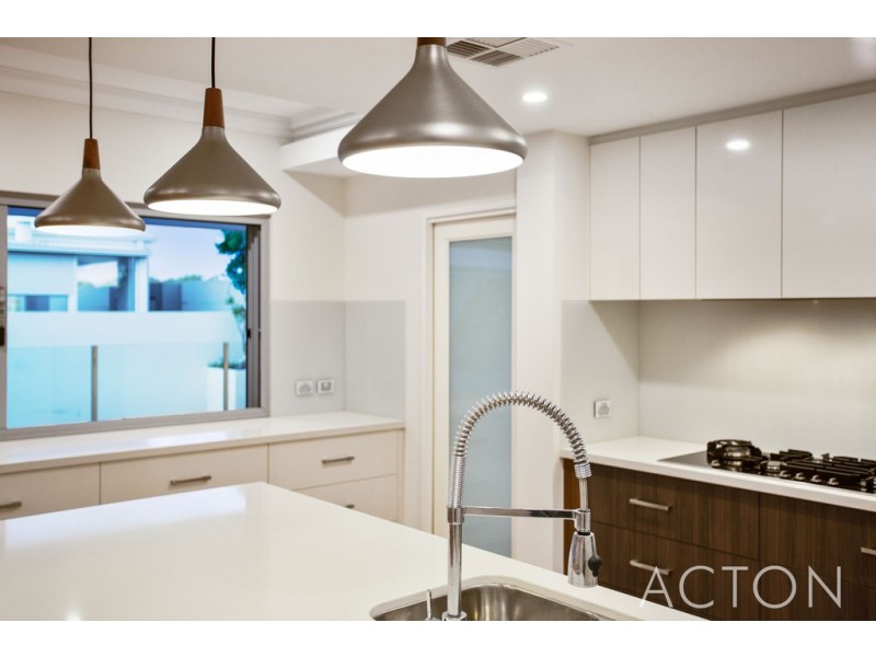 9 Breaksea Drive, North Coogee WA 6163