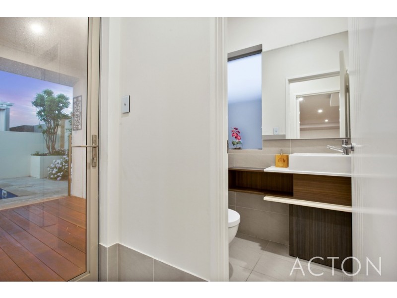 9 Breaksea Drive, North Coogee WA 6163