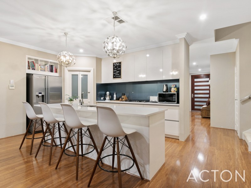 10 Pinnacle Road, Coogee WA 6166