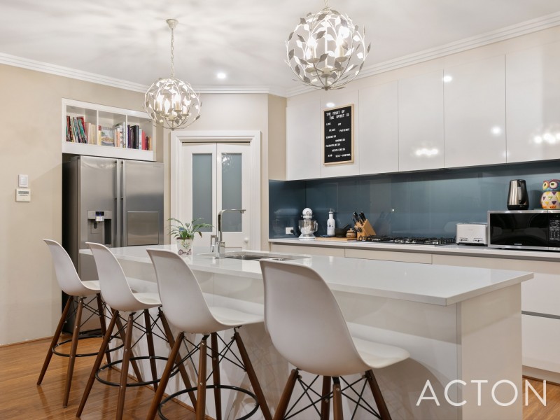 10 Pinnacle Road, Coogee WA 6166