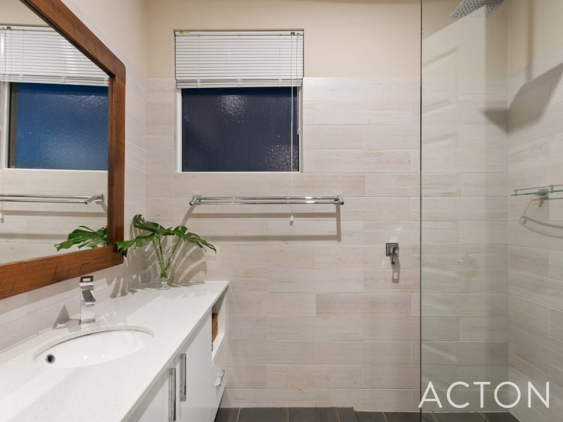 10 Pinnacle Road, Coogee WA 6166