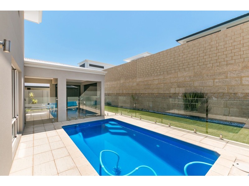 8 Lullworth Terrace, North Coogee WA 6163
