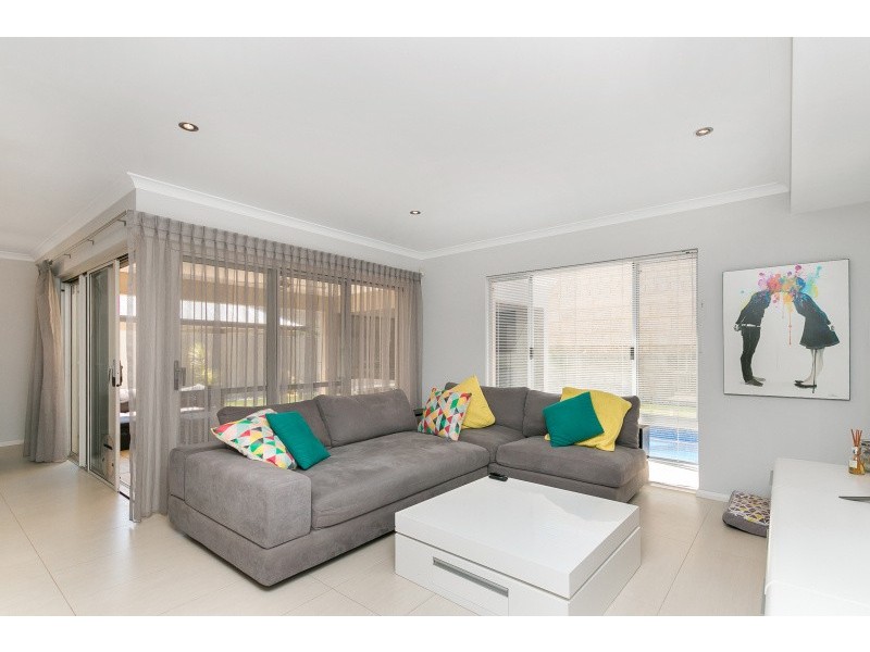 8 Lullworth Terrace, North Coogee WA 6163