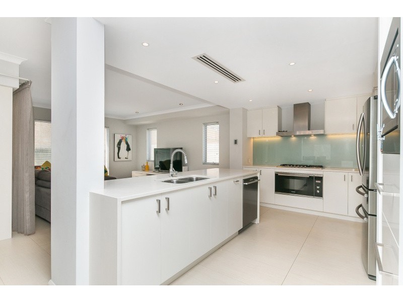 8 Lullworth Terrace, North Coogee WA 6163