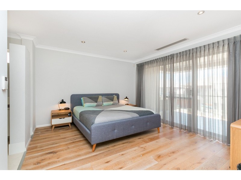 8 Lullworth Terrace, North Coogee WA 6163