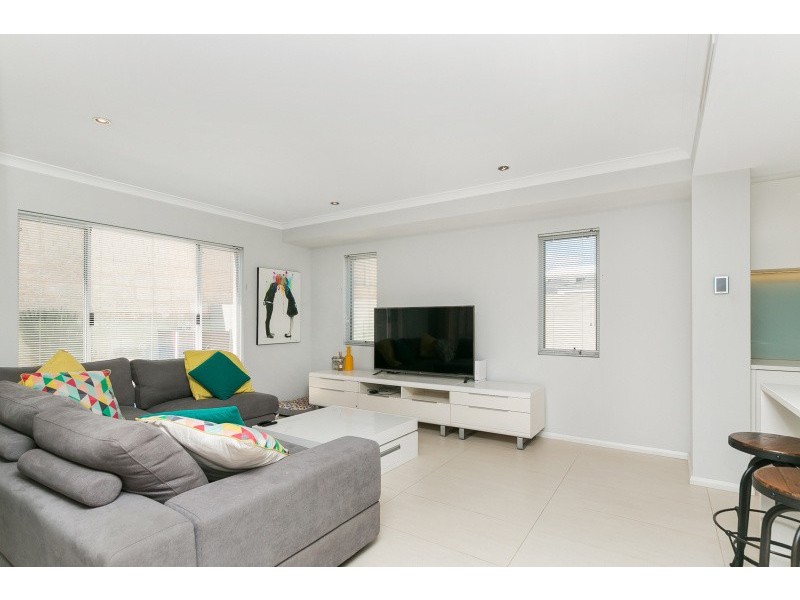 8 Lullworth Terrace, North Coogee WA 6163