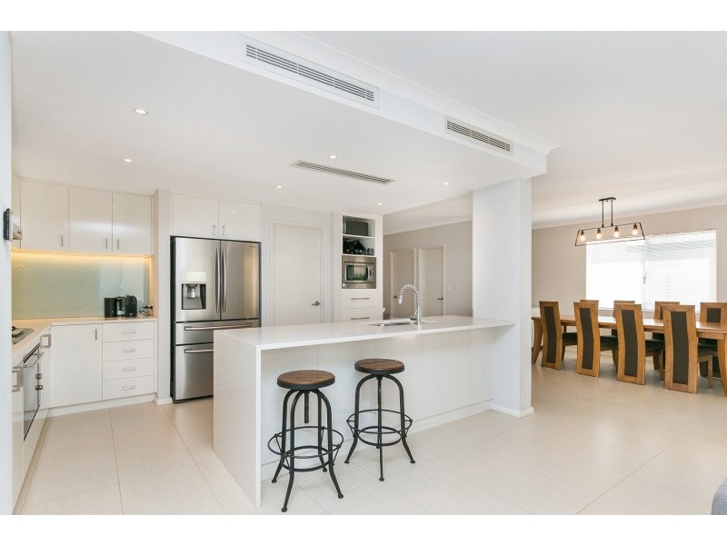 8 Lullworth Terrace, North Coogee WA 6163