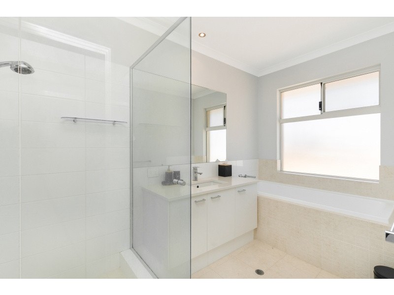 8 Lullworth Terrace, North Coogee WA 6163