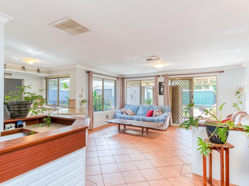 6 Little Lake Rise, South Lake WA 6164