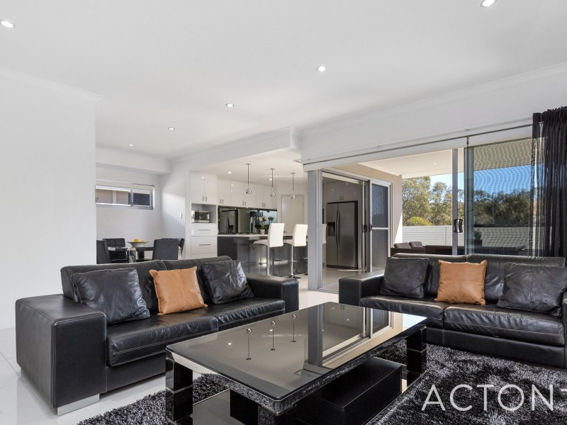 8 Pallarup Brace, Munster WA 6166