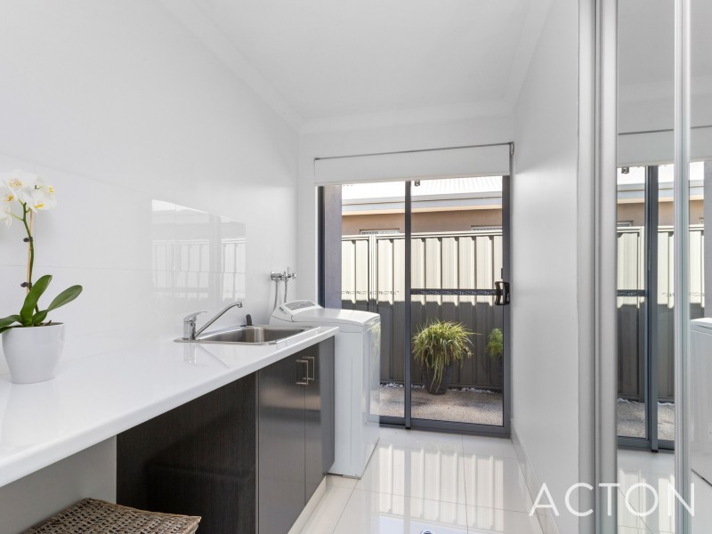 8 Pallarup Brace, Munster WA 6166