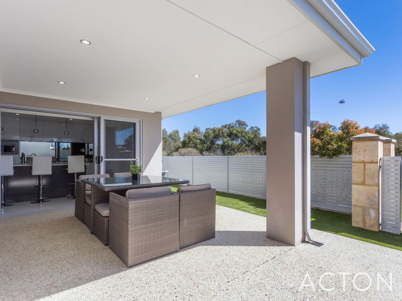 8 Pallarup Brace, Munster WA 6166