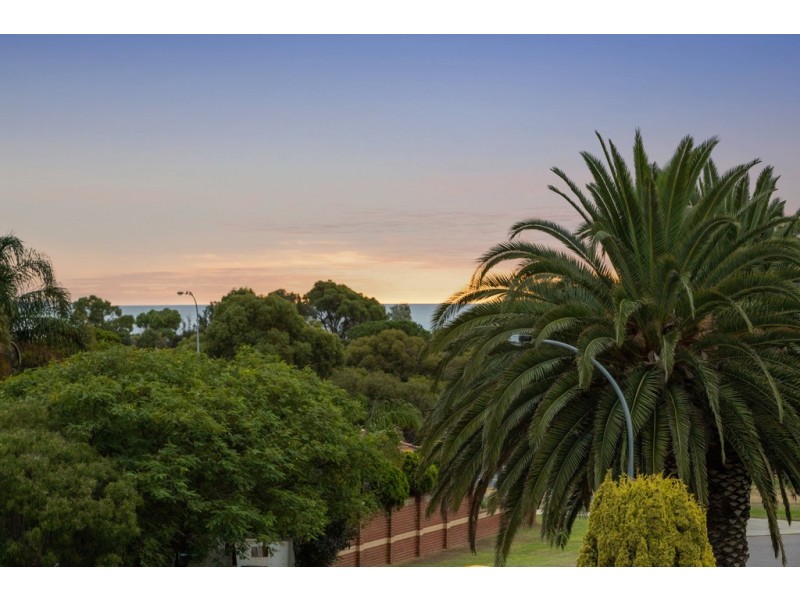 8 Arlington Loop, Coogee WA 6166