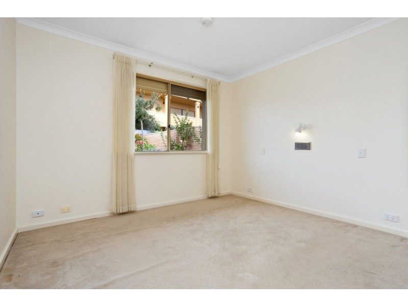 8 Arlington Loop, Coogee WA 6166