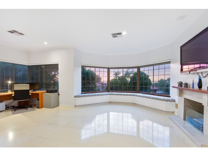 10 Careening Way, Coogee WA 6166