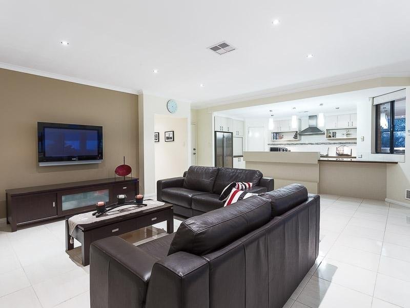 10 Ironbark Terrace, Hammond Park WA 6164