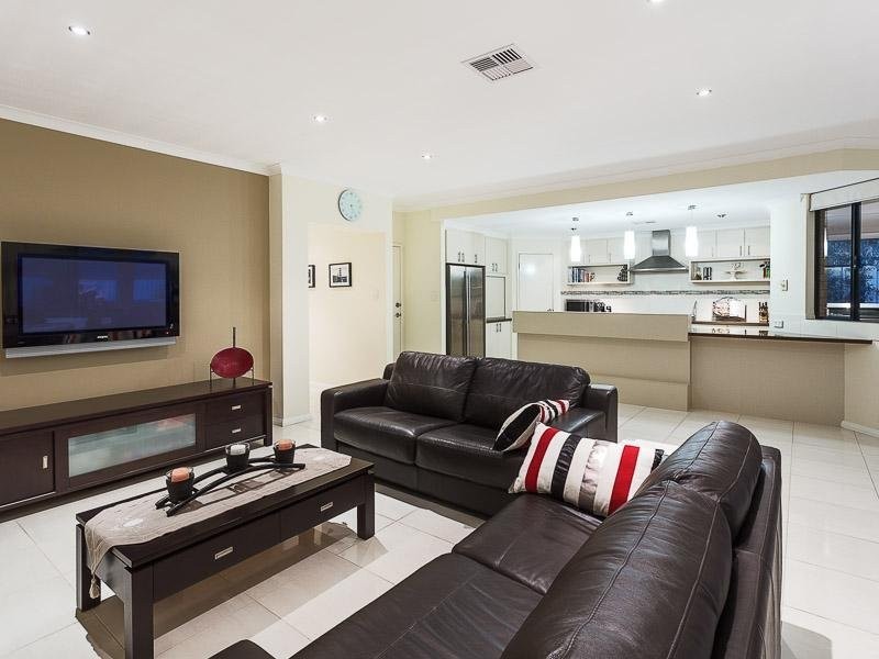 10 Ironbark Terrace, Hammond Park WA 6164