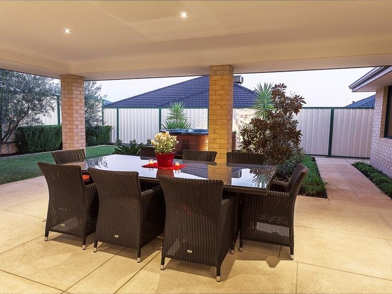 10 Ironbark Terrace, Hammond Park WA 6164