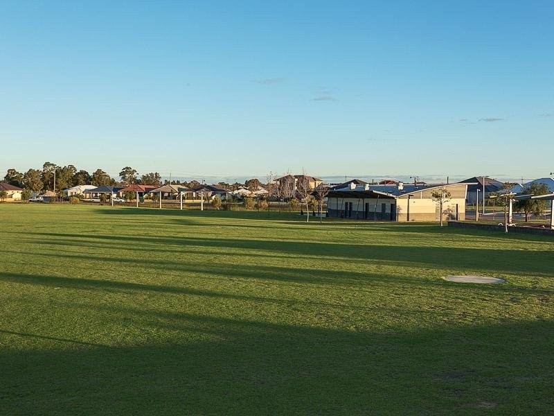 10 Ironbark Terrace, Hammond Park WA 6164