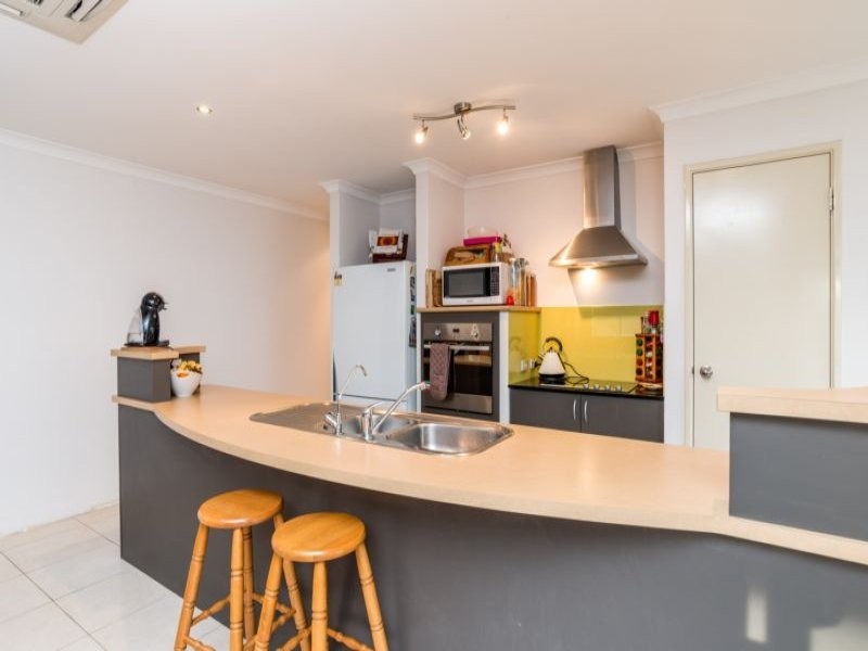 6 Avon Crescent, Atwell WA 6164