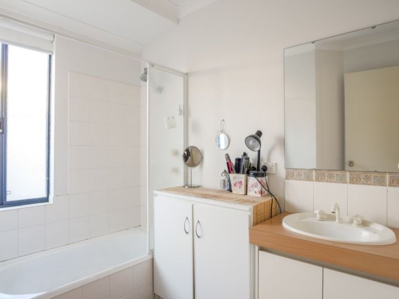 6 Avon Crescent, Atwell WA 6164