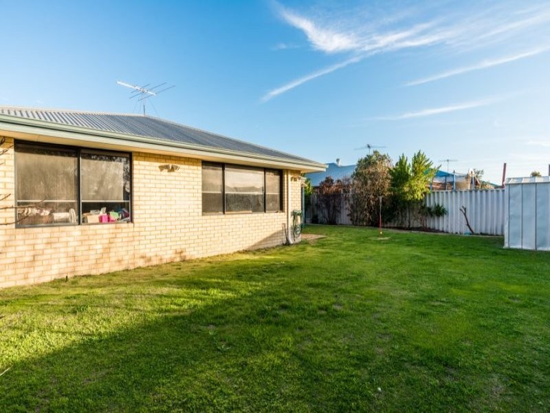 6 Avon Crescent, Atwell WA 6164