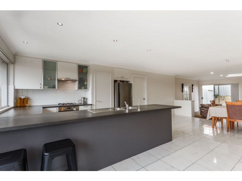 2 Nancy Way, Coogee WA 6166