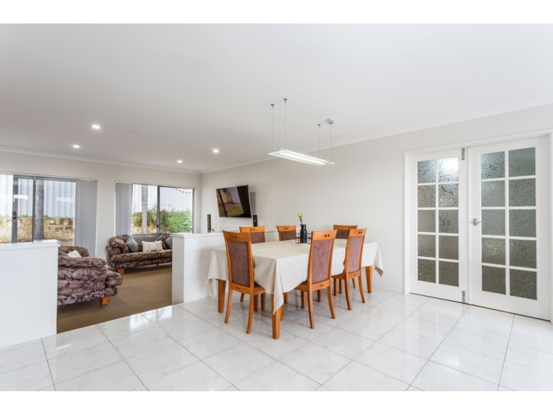 2 Nancy Way, Coogee WA 6166