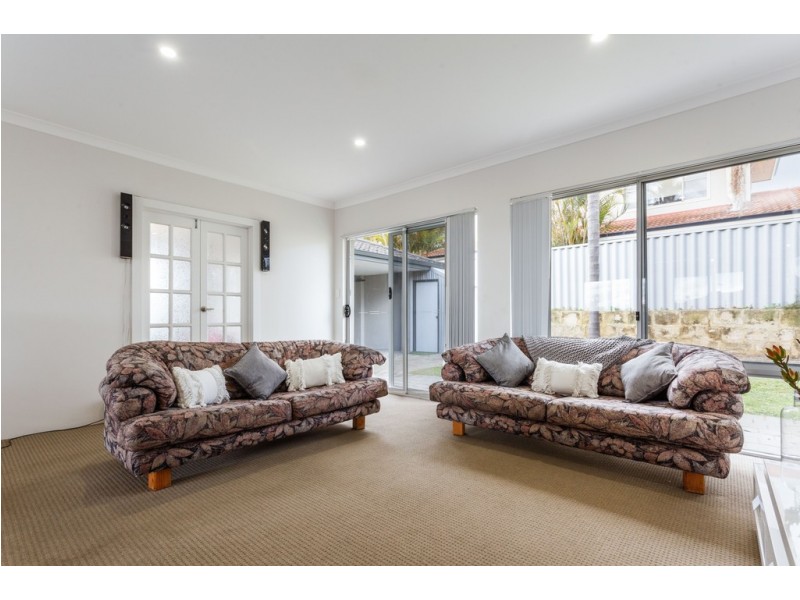 2 Nancy Way, Coogee WA 6166