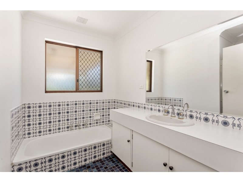 25 Hanlin Way, Samson WA 6163