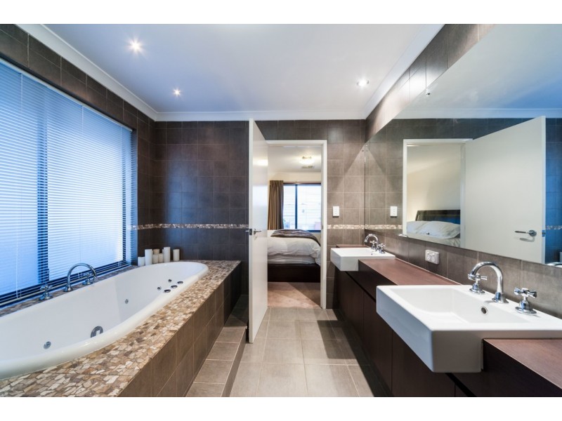 14 Hamelin Drive, Munster WA 6166