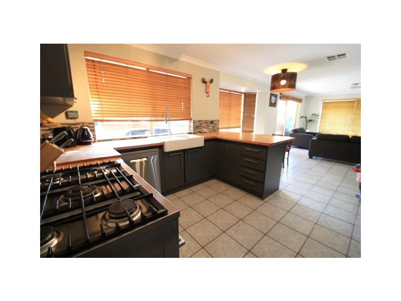 14 Impson Gardens, South Lake WA 6164