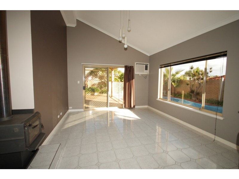 28 Arlington Loop, Coogee WA 6166