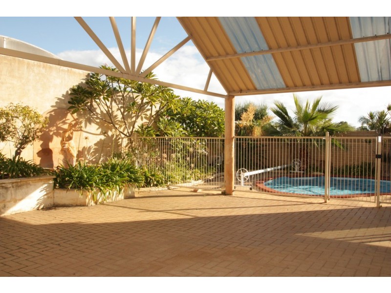 28 Arlington Loop, Coogee WA 6166