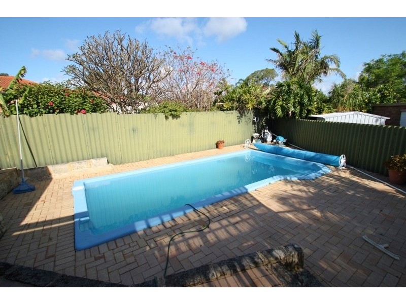 2 Austen Street, Munster WA 6166