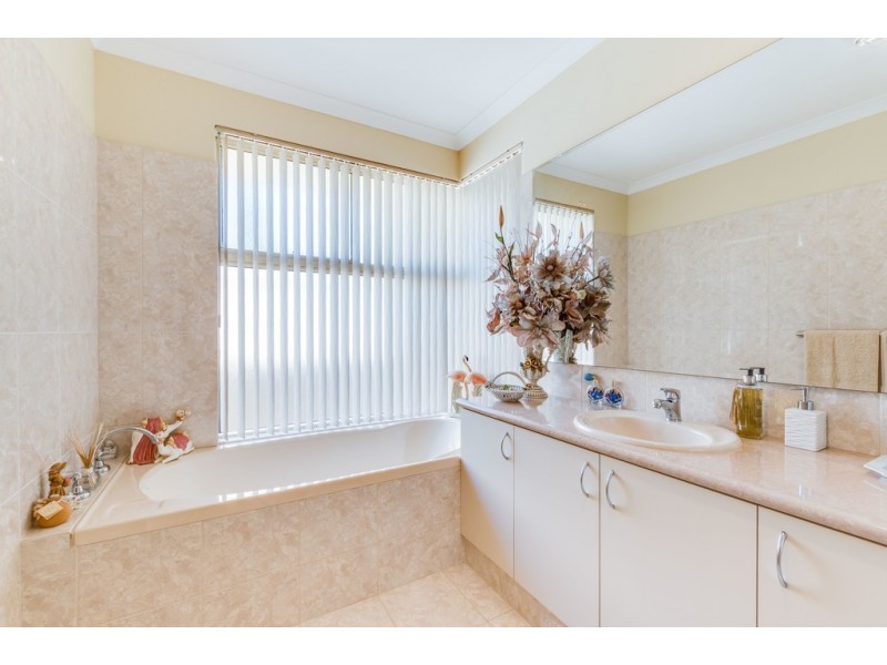 37 Lomandra Drive, Canning Vale WA 6155