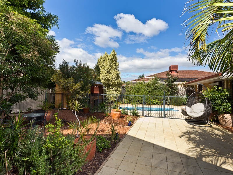 12 Bluebell Way, Bibra Lake WA 6163