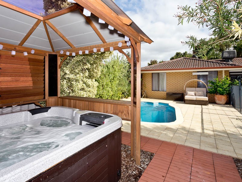 12 Bluebell Way, Bibra Lake WA 6163