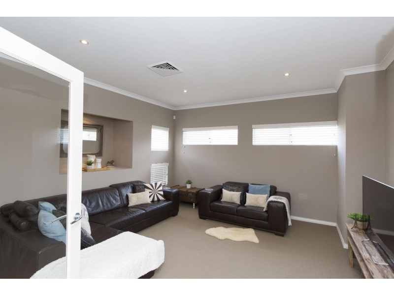 8 Hamelin Drive, Munster WA 6166