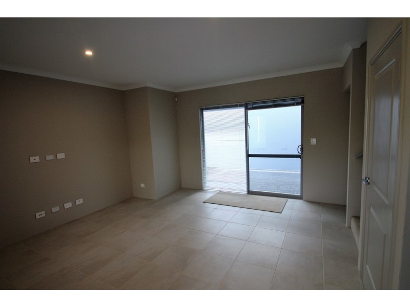 1/8 Socrates Parade, North Coogee WA 6163