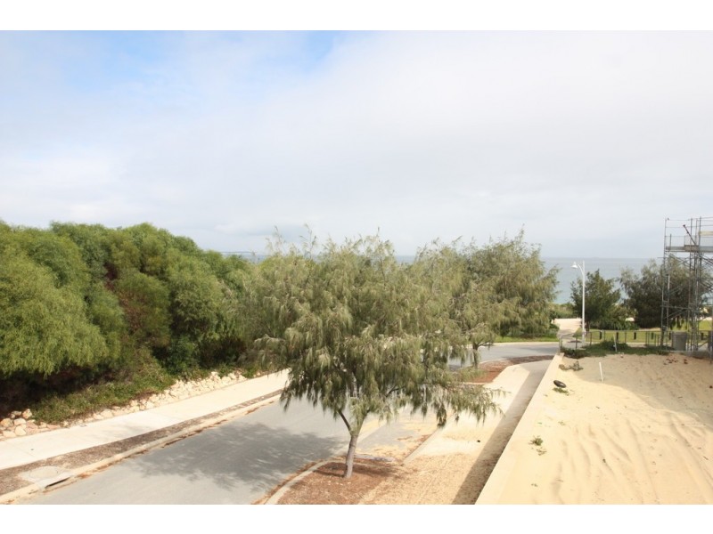 1/8 Socrates Parade, North Coogee WA 6163