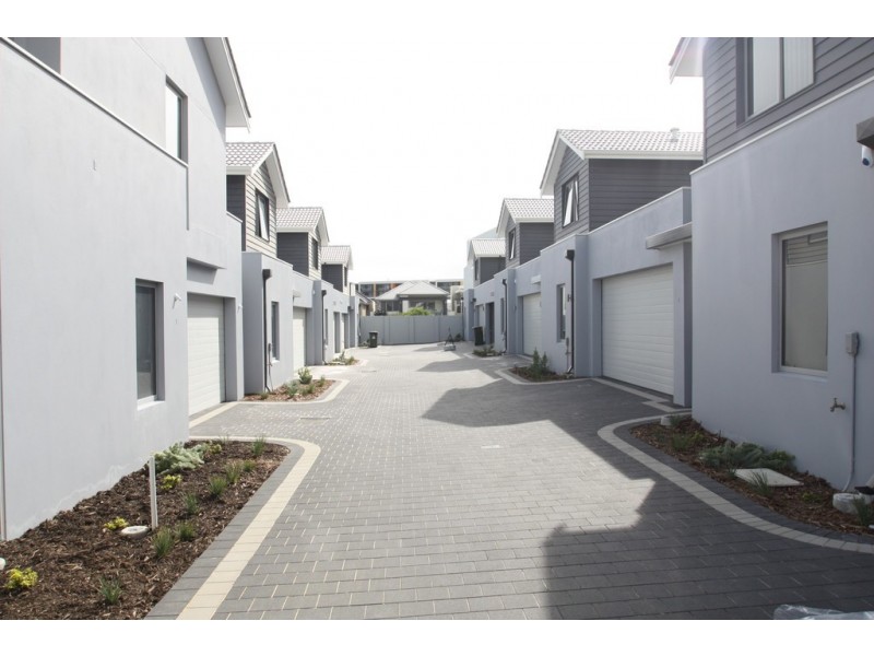 1/8 Socrates Parade, North Coogee WA 6163