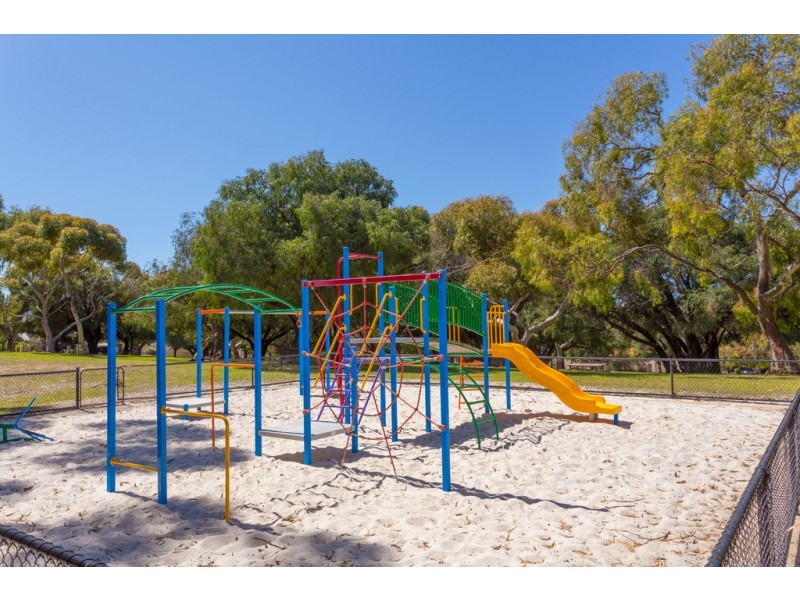 2/30 Yeovil Crescent, Bicton WA 6157