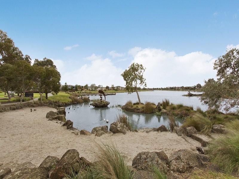 9 Portland Place, Waterways VIC 3195