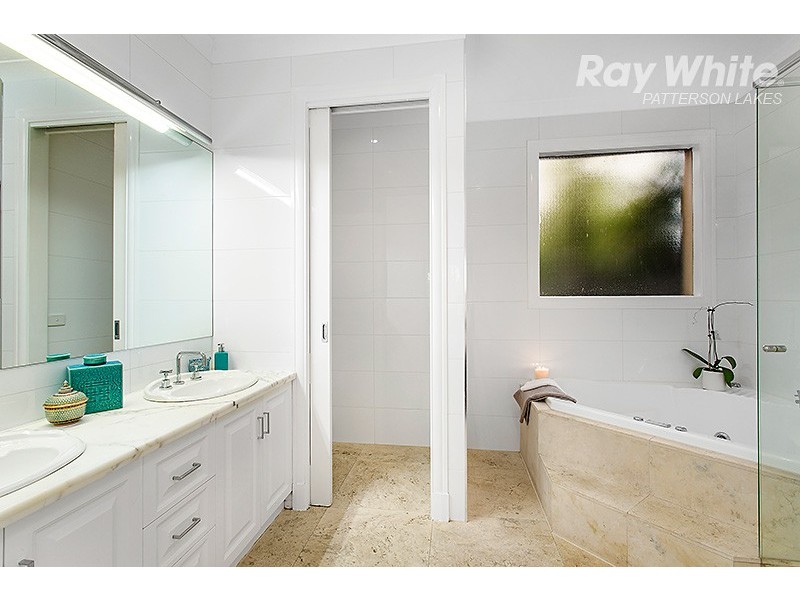 12 Bluegrass Close, Waterways VIC 3195