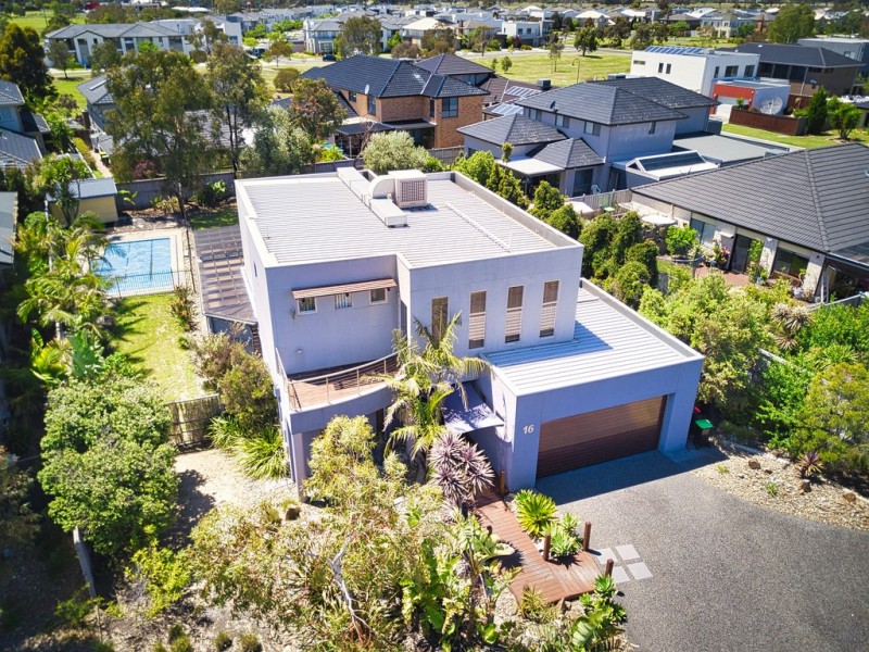 16 Bluegrass Close, Waterways VIC 3195