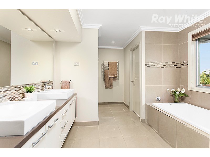 3 Waterside Drive, Waterways VIC 3195